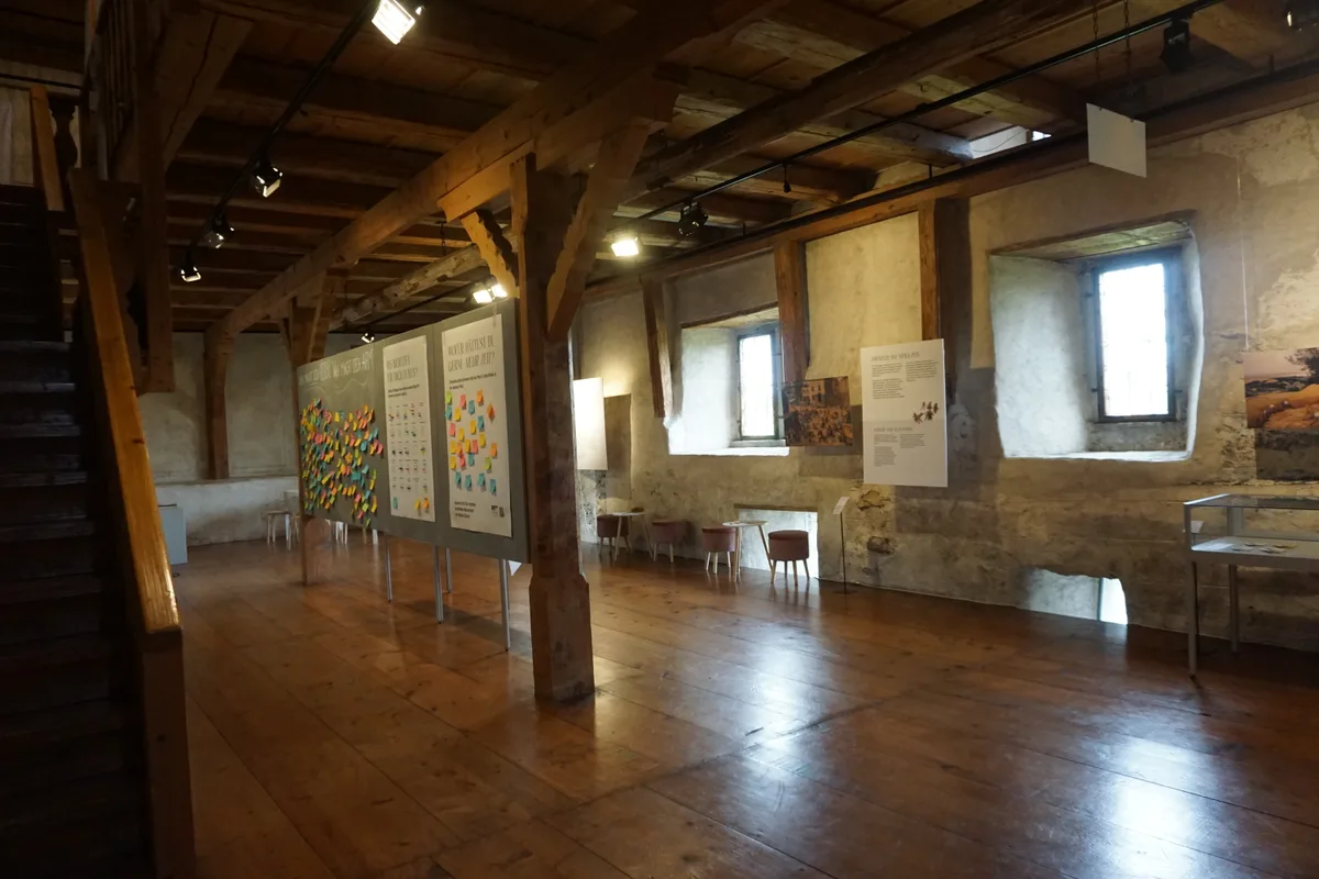Ein Ausstellungsraum mit zwei Fenstern